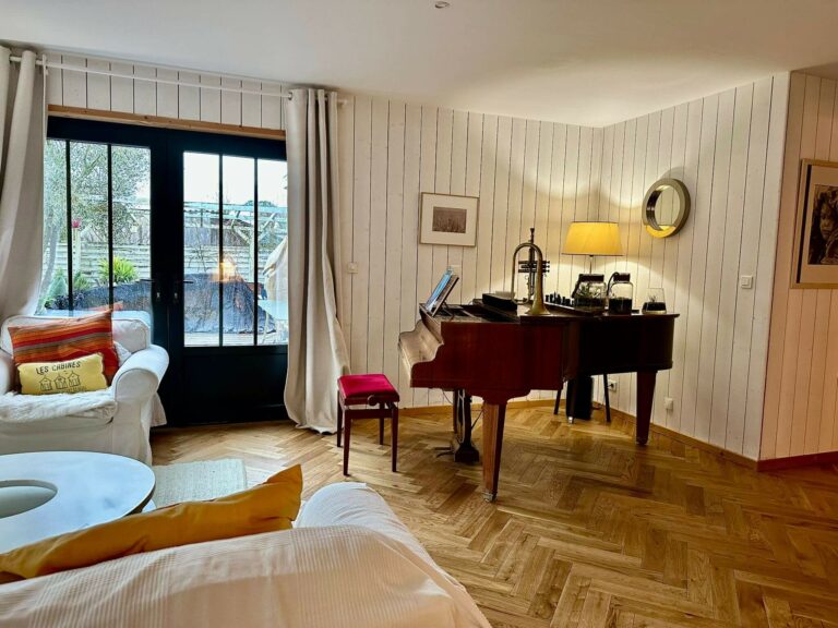 Parquet chêne massif à bâtons rompus dans un salon — photo 1 sur 2