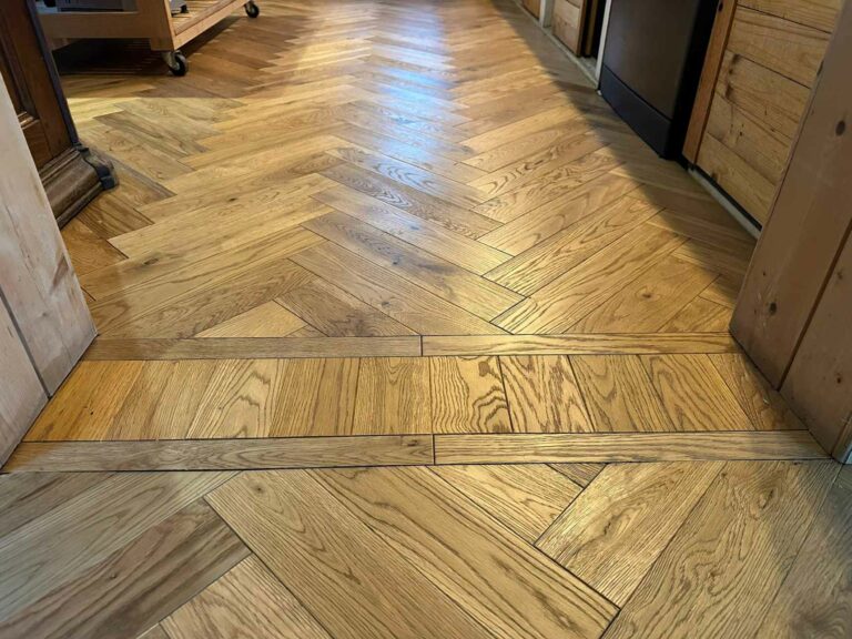 Parquet chêne massif à bâtons rompus avec frise