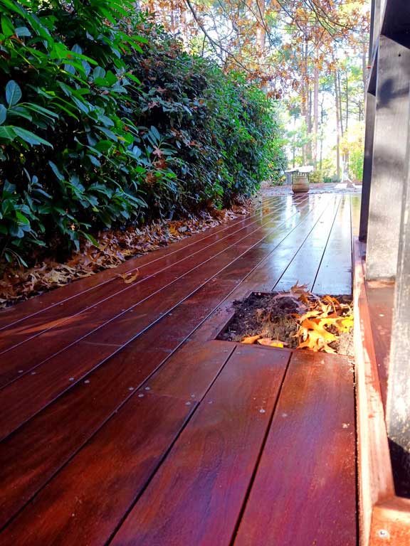 Terrasse bois avec une découpe intégrée au platelage