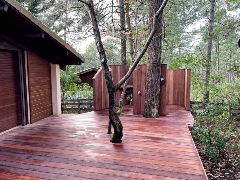 Terrasse cumaru rouge autour d’un pin, douche extérieure — photo 3 sur 6