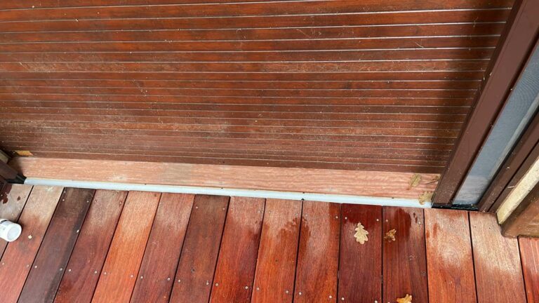 Terrasse en cumaru rouge avec banc intégré au platelage