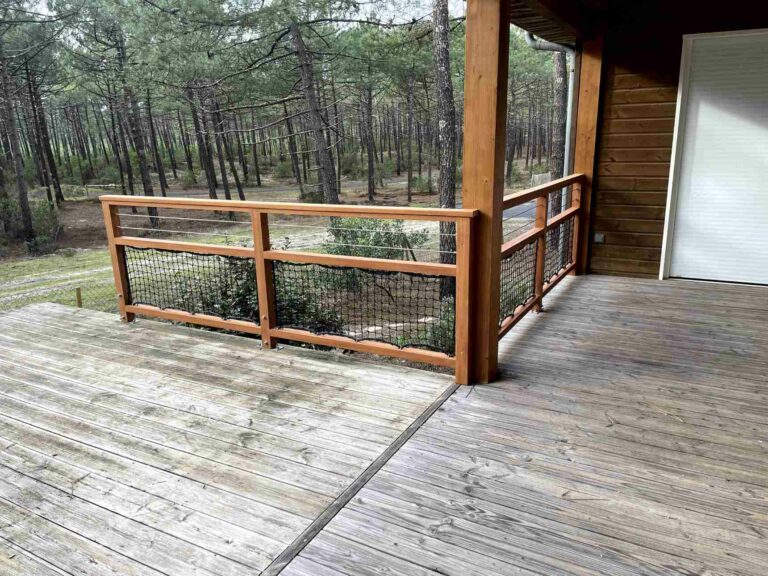 Terrasse bois sous les pins avec garde-corps assorti