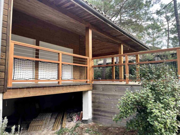 Terrasse surélevée sur pilotis de plain-pied avec la maison