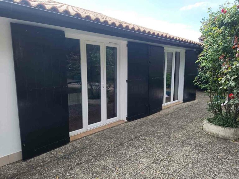Volets battants bois sur mesure, façade blanche — photo 1 sur 2