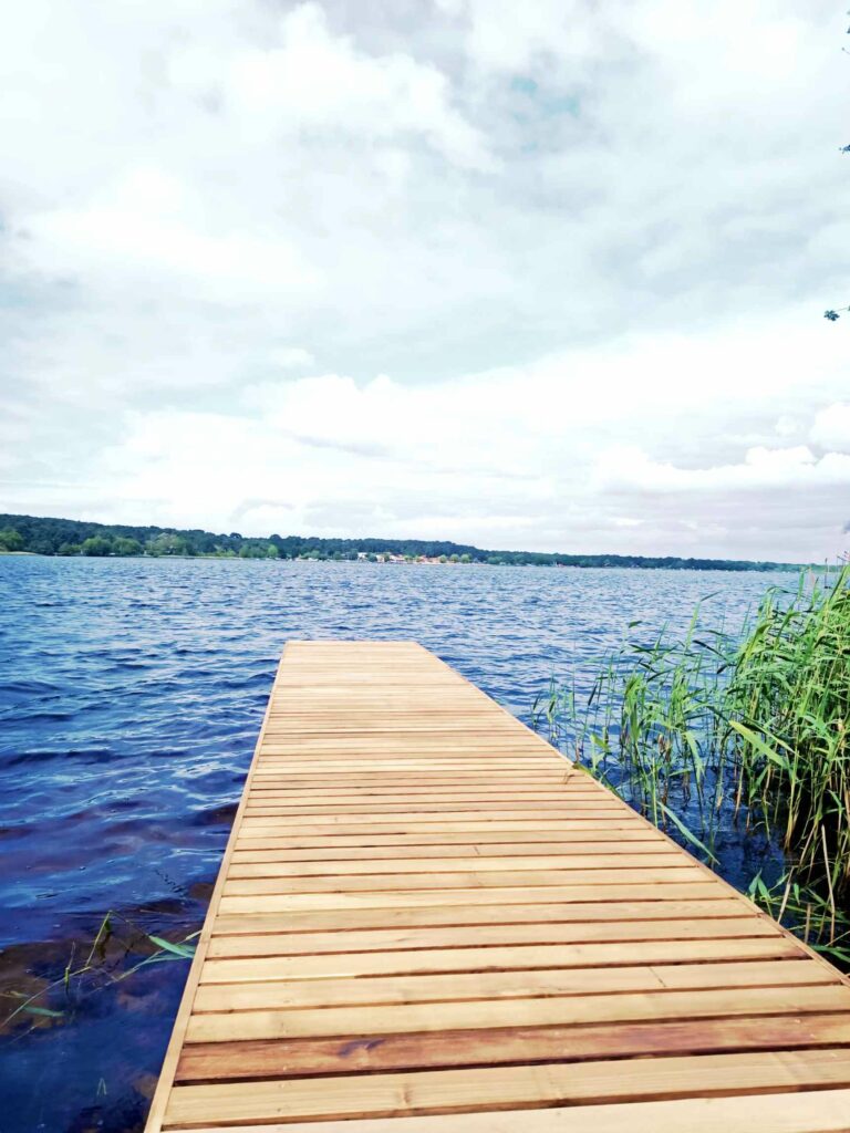 Ponton en bois d’acacia sur le lac, structure hors d’eau — photo 2 sur 2