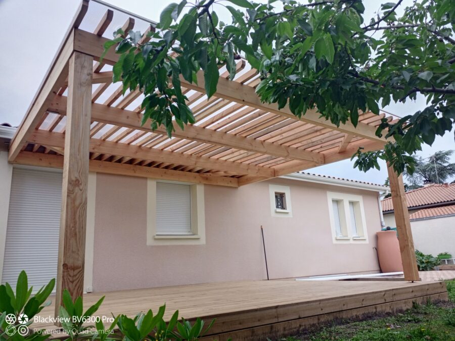 Abri de terrasse à charpente bois apparente — photo 2 sur 2