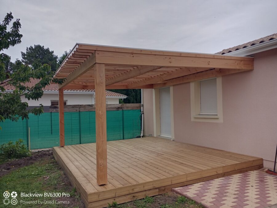 Abri de terrasse à charpente bois apparente — photo 1 sur 2