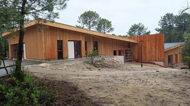 Bardage bois à lames verticales sur un bâtiment neuf — photo 2 sur 2