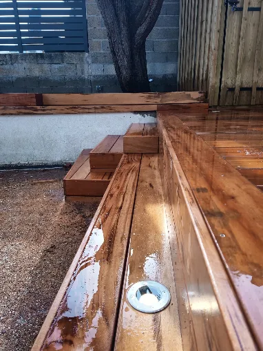 Terrasse bois exotique sur deux niveaux avec emmarchement — photo 3 sur 4