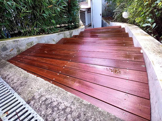 Escalier extérieur béton habillé en bois exotique — photo 2 sur 2
