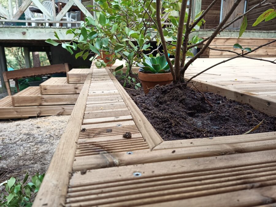 Jardinières intégrées au platelage de la terrasse