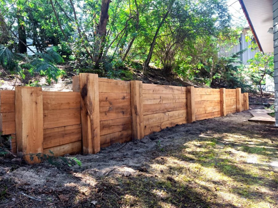 Mur de soutènement en bois pour retenir un talus