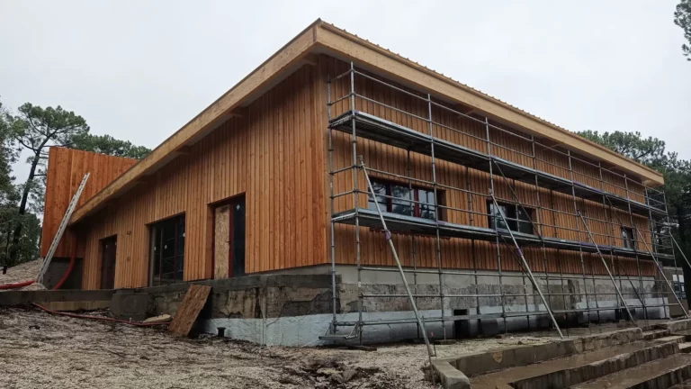 Bardage bois à lames verticales sur un bâtiment neuf — photo 1 sur 2