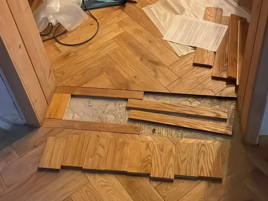 Parquet chêne massif à bâtons rompus dans un salon — photo 2 sur 2