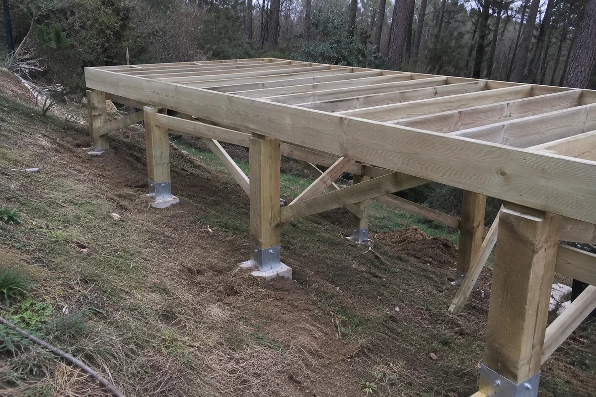 Ossature d'une terrasse en bois sur pilotis : poteaux sur sabots métalliques et solives sur chant