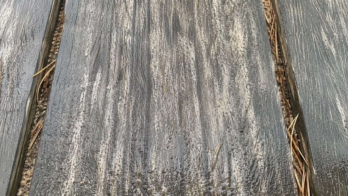 Fibres de bois relevées sur une lame de terrasse après un passage au nettoyeur haute pression