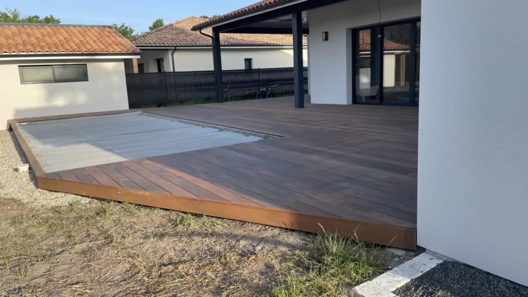 Terrasse étroite en bois exotique le long d&rsquo;une façade