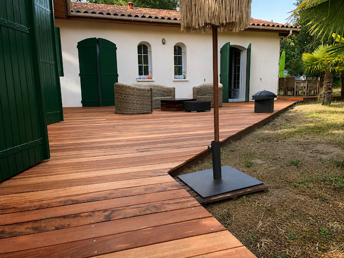 Terrasse bois avec spots encastrés devant une maison landaise
