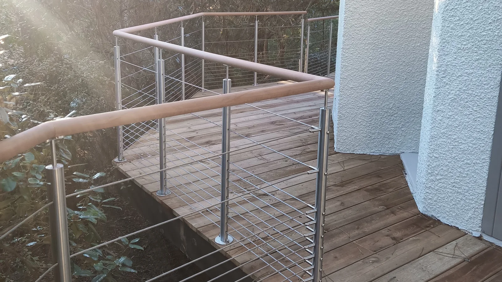 Terrasse en bois surélevée équipée d’un garde-corps à câbles inox