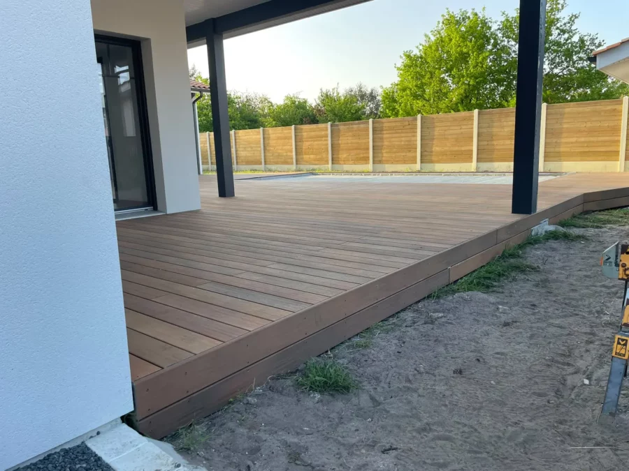 Terrasse en composite Silvadec et tour de piscine — photo 5 sur 6
