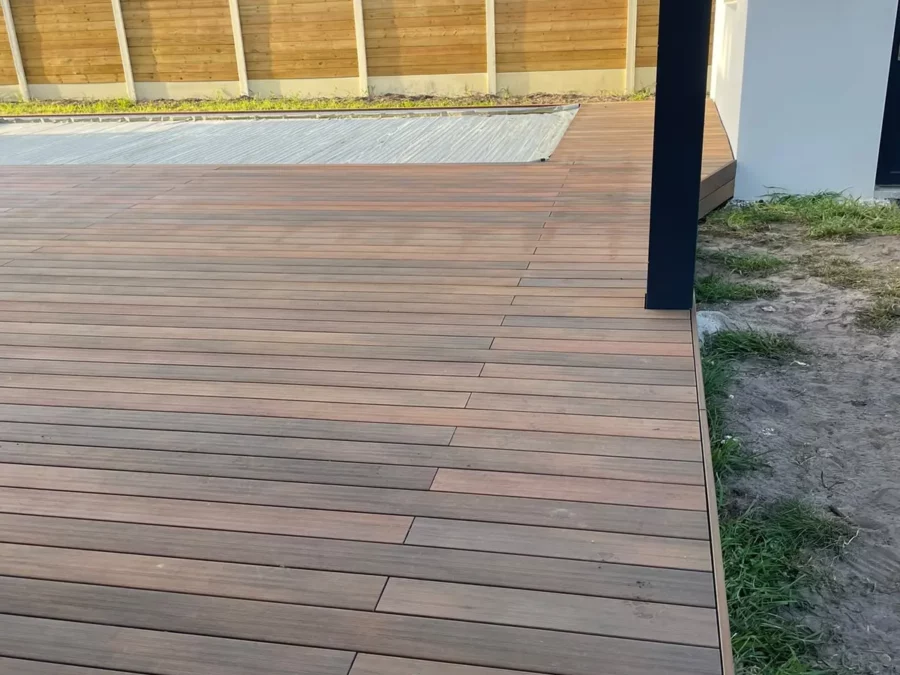 Terrasse en composite Silvadec et tour de piscine — photo 6 sur 6
