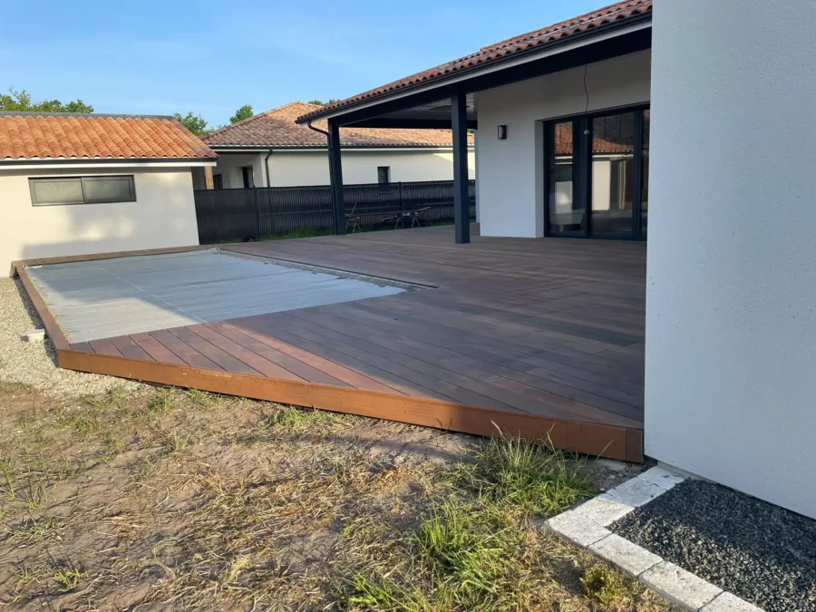 Terrasse en composite Silvadec et tour de piscine — photo 2 sur 6