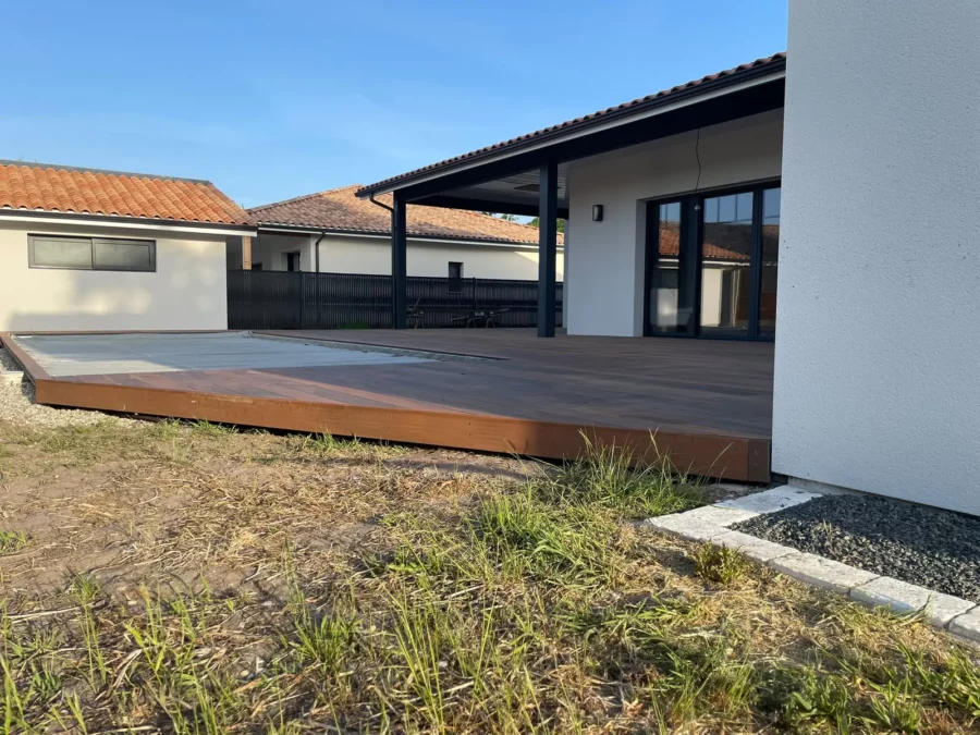 Terrasse en composite Silvadec et tour de piscine — photo 1 sur 6