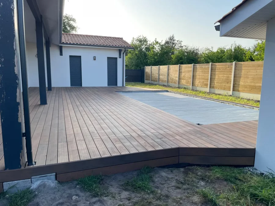 Terrasse en composite Silvadec et tour de piscine — photo 3 sur 6