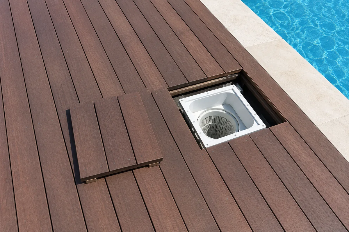 Trappe d’accès au skimmer intégrée dans le platelage d’une terrasse en bois de piscine